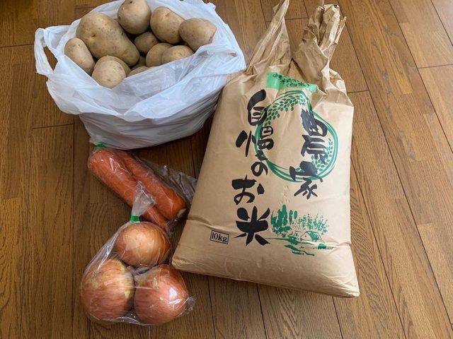お米１０キロ、ジャガイモ、玉ねぎ、人参をご提供頂きました！