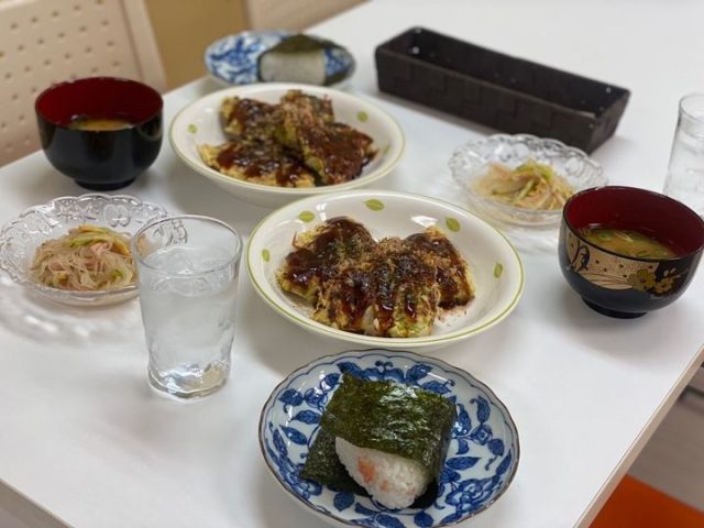 １１月９日の子ども食堂はお好み焼き、おにぎり、春雨サラダ、お味噌汁です！