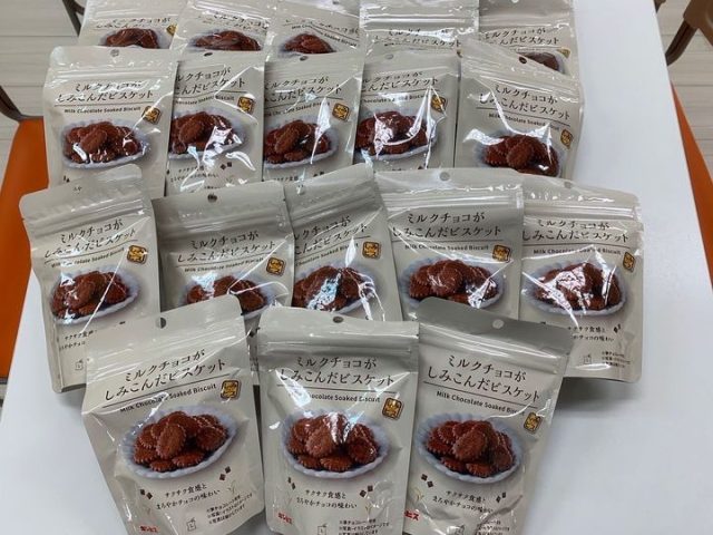 ミルクチョコがしみこんだビスケットをご提供頂きました！