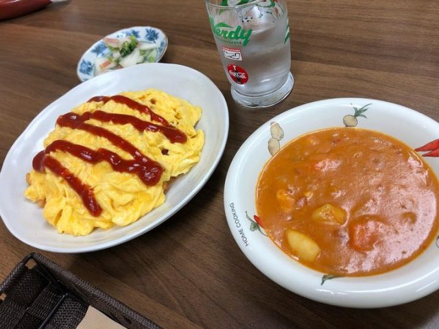 １１月２３日の子ども食堂は オムライス、トマトクリームシチュー、かぶとベーコンのマリネでした！