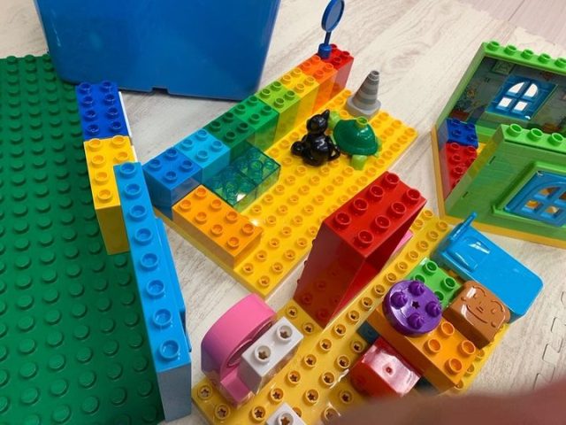 子ども達がオモチャで遊んでくれました！