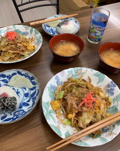 １２月１４日の子ども食堂の 焼きそばとおにぎりとお味噌汁です！