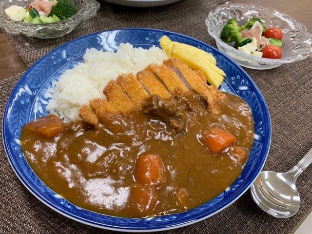２月２２日の子ども食堂の カツカレーとサラダです！