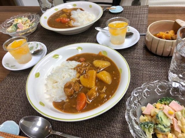 ３月８日の子ども食堂の、 ポークカレー、マカロニサラダ、 フルーツレモンゼリーです！