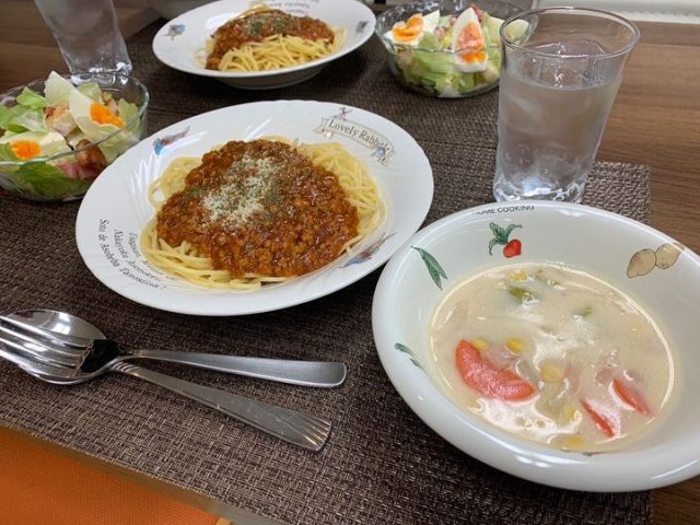 ３月１５日の子ども食堂のミートパスタとクリームシチューとサラダです！