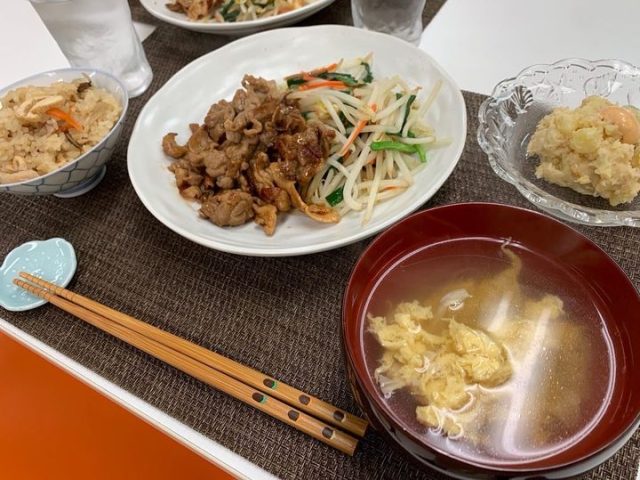 ３月２２日の子ども食堂の豚の生姜焼き、鳥五目おこわ、たまごと湯葉のおすまし、明太マヨポテトサラダです！