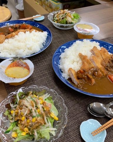 ５月２４日の子ども食堂のカツカレーとサラダとパインゼリーです！