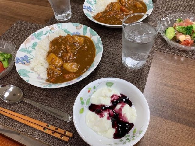 ６月７日の子ども食堂はチキンカレーライス、野菜、ヨーグルトでした！