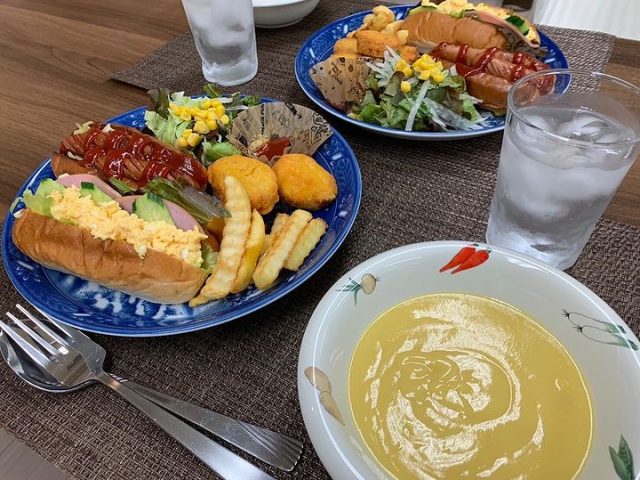 ７月１２日の子ども食堂のホットドッグとコーンスープです！