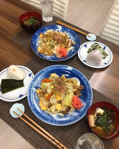 ９月２０日の子ども食堂の焼きそば、おにぎり、お味噌汁です！