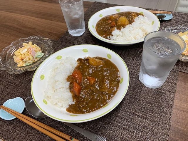 １０月２５日の子ども食堂のカレーライス、マカロニサラダです！