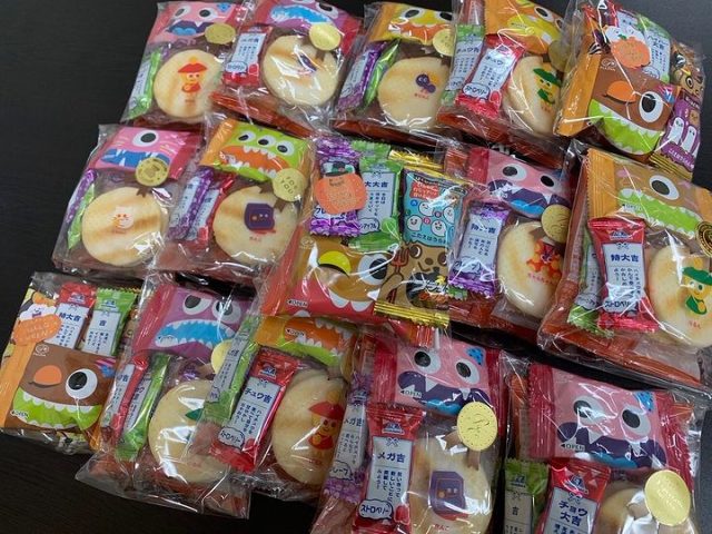 １０月２５日の子ども食堂の時にハロウィンのお菓子を配りました！