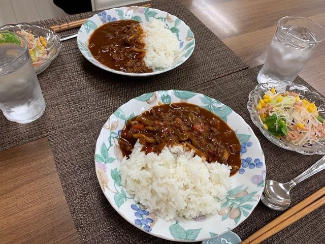 １１月１日の子ども食堂のハヤシライスとサラダです！