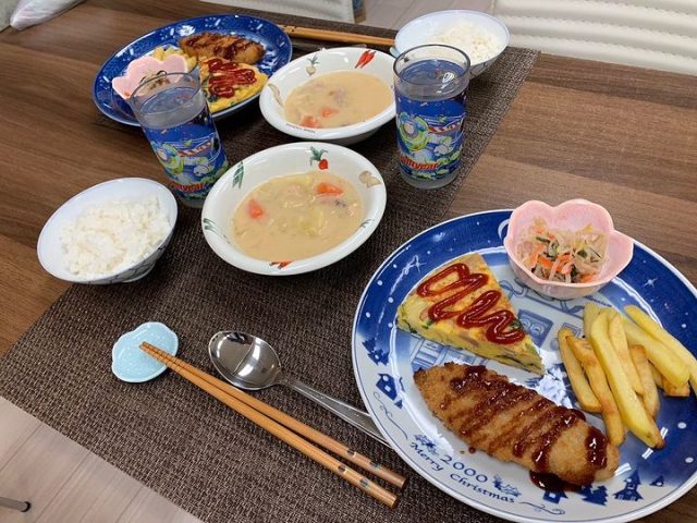 １１月８日の子ども食堂はクリームシチュー、白身魚のフライ、オムレツ、もやしナムル、ポテトでした！