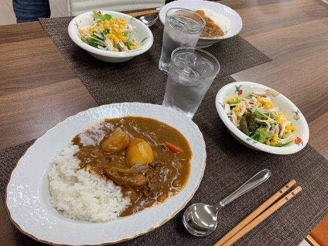 １１月１５日の子ども食堂のカレーライスとサラダです！