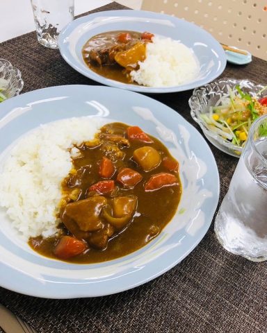 １月１０日の子ども食堂のチキンカレーとサラダです！