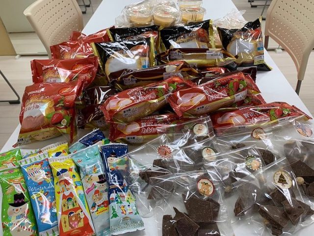 スタッフから頂いた金一封でクリスマスのスイーツを買いました！