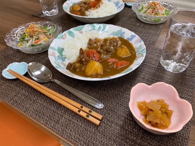 ２月７日の子ども食堂のすじ肉カレーライスと大根サラダです