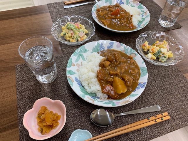２月２１日の子ども食堂のチキンカレーライスとマカロニサラダです！