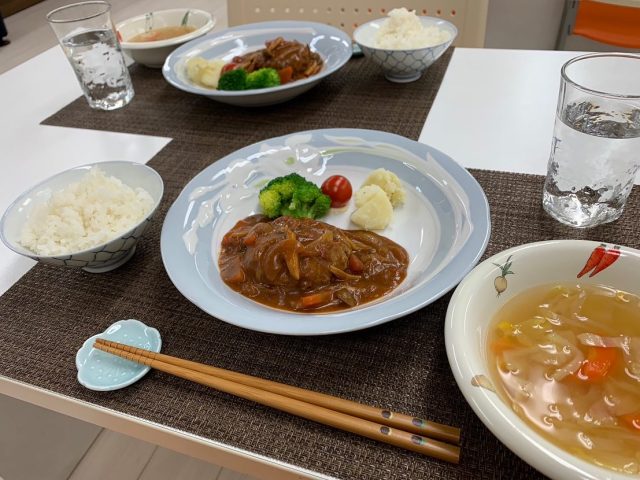 ２月２８日の子ども食堂のデミグラスソースハンバーグと野菜スープです！
