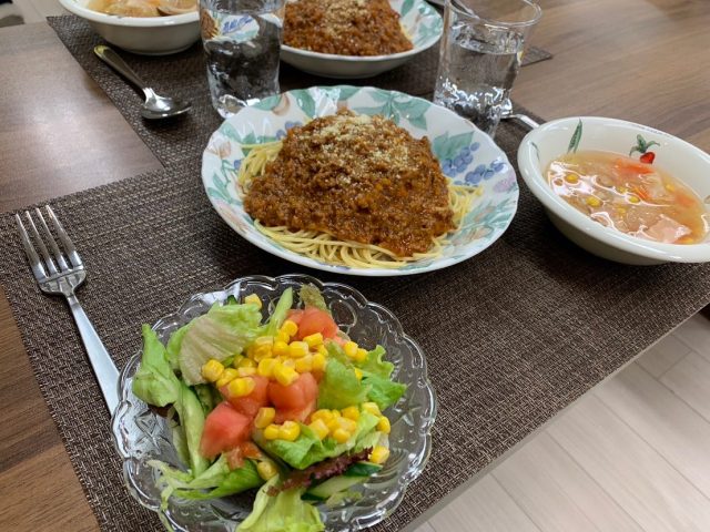 ３月２０日の子ども食堂の、ミートソーススパゲッティと野菜スープとサラダです！