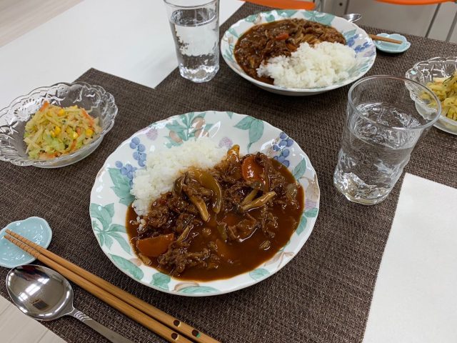 ３月２７日の子ども食堂のハヤシライスとサラダです！
