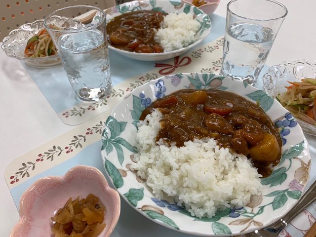 ４月１０日のチキンカレーライスと中華風サラダです！