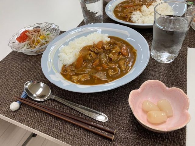 ５月１日の子ども食堂の和風カレーライスと大根サラダです！