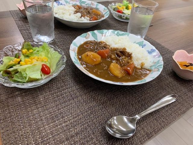 ５月１５日の子ども食堂のカレーライスとサラダです！