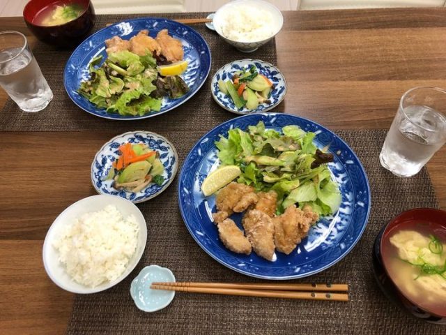 ５月２２日の子ども食堂の唐揚げ、サラダ、たまごスープ、青梗菜の胡麻和えです！
