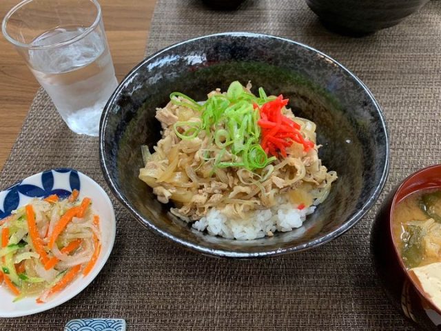 ５月２９日の子ども食堂の、豚丼、もやしときゅうりのナムル、チンゲン菜と厚揚げのお味噌です！