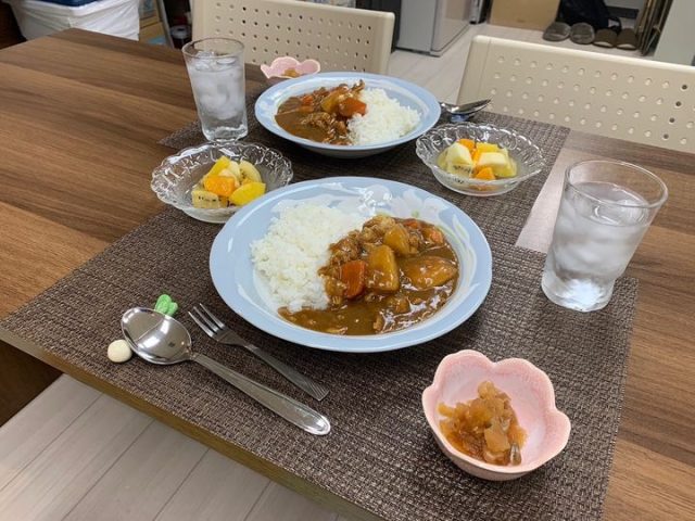 ６月２６日の子ども食堂の、ポークカレーライスと果物です！