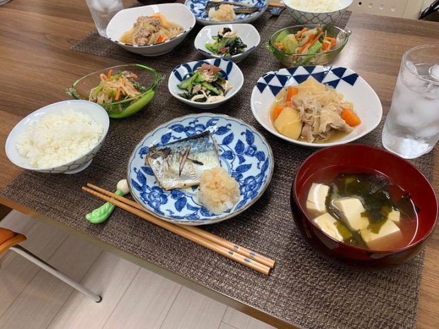 ６月１９日の子ども食堂、焼き魚、肉じゃが、わかめと豆腐のお味噌汁、野菜のお惣菜２品です！