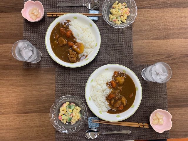 ６月１２日の子ども食堂の、チキンカレーライス、マカロニサラダ、豆腐とバナナのドーナツでした！