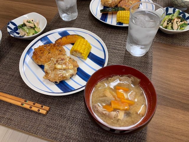 ７月３日の子ども食堂の豆腐ハンバーグ、豚汁、酢の物、カボチャとトウモロコシです！