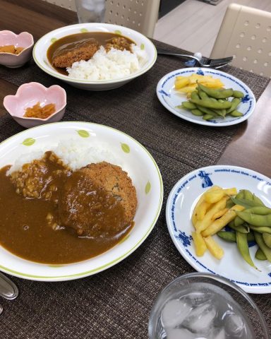 ７月１０日の子ども食堂のメンチカツカレーライス、枝豆、フライドポテトです！