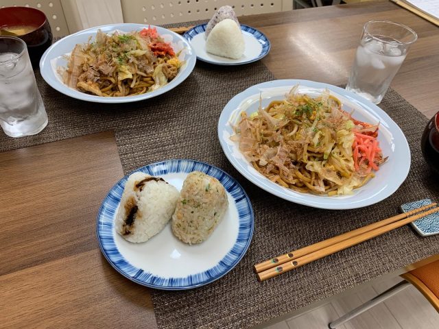 ７月１７日の子ども食堂の焼きそばとおにぎりです！