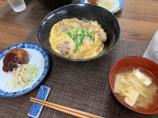７月３１日の子ども食堂の親子丼、イカのメンチカツ、サラダです！