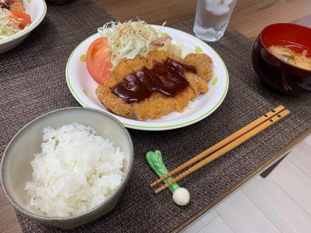９月４日の子ども食堂のトンカツとお味噌汁です！
