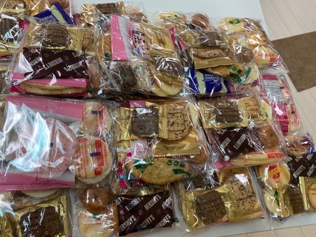 ご提供頂きましたお菓子を袋に詰めて配ばりました！