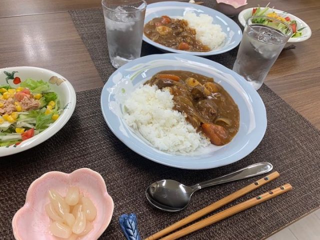 ９月２５日の子ども食堂のカレーライスとサラダです！
