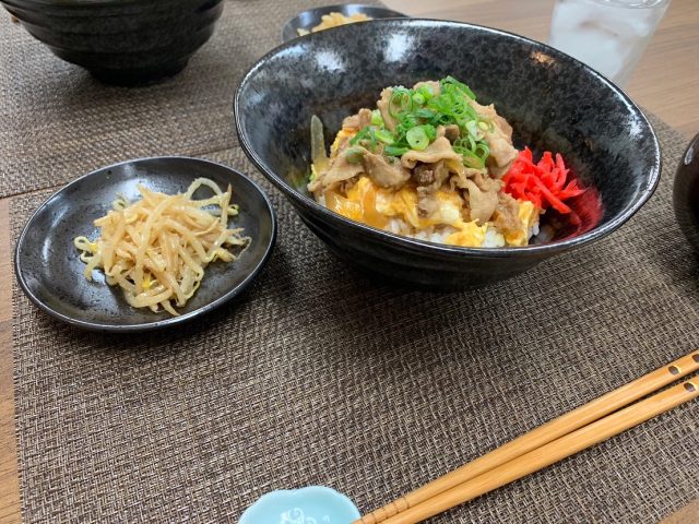 子ども食堂の１０月２日の豚丼、もやしナムル、お味噌汁です！