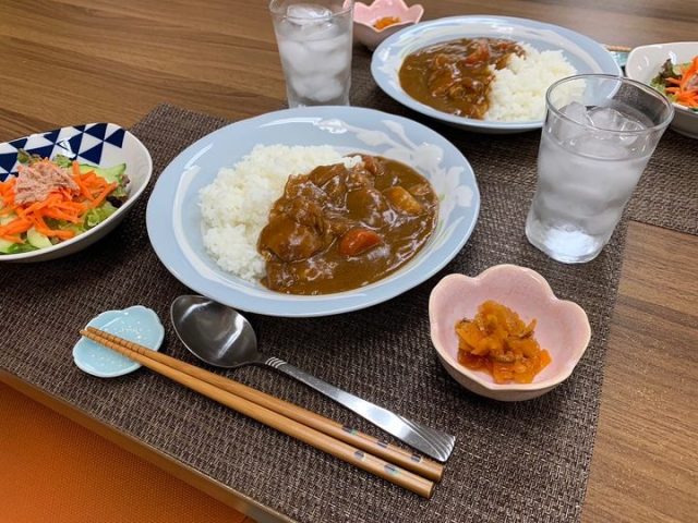 １０月９日の子ども食堂のチキンカレーライスとサラダです！