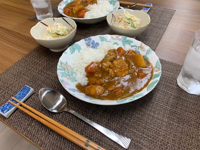 １１月６日の子ども食堂のチキンカレーライスとポテトサラダです！