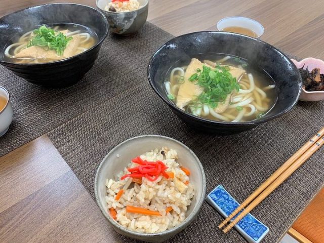 １０月３０日の子ども食堂のきつねうどん、かやくご飯、ひじきです！