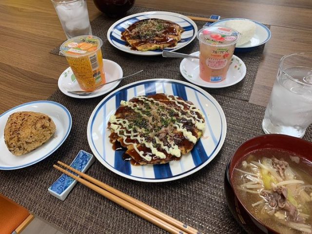 １１月１３日のお好み焼きと肉吸いと焼きおにぎりとフルーツのゼリーです！