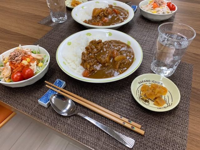 １１月２０日の子ども食堂のポークカレーライスと大根サラダです！