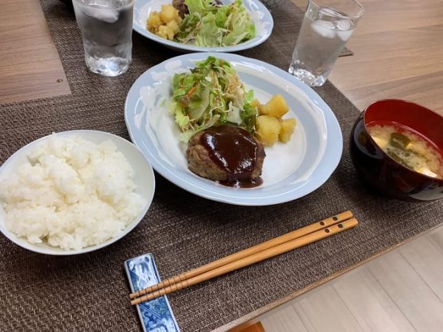 １１月２７日の子ども食堂のハンバーグ、サラダ、さつまいものバターソテー、味噌汁です