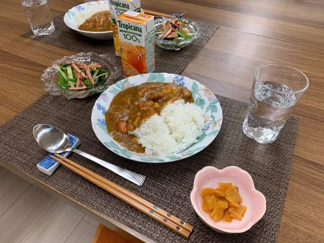 １２月４日の子ども食堂のチキンカレーライス、焼き豚の和風サラダ、１００%フルーツジュースです！