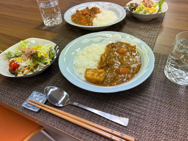 １２月１８日のカレーライスとサラダです！
